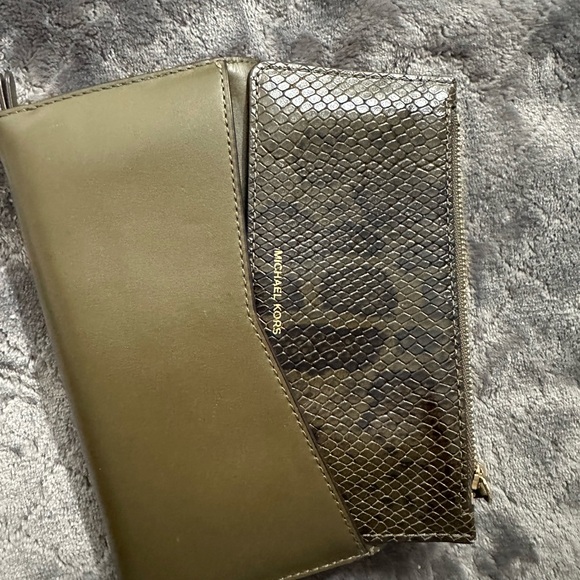 Michael Kors Butterfly Wallet on a chain - Picture 9 of 13